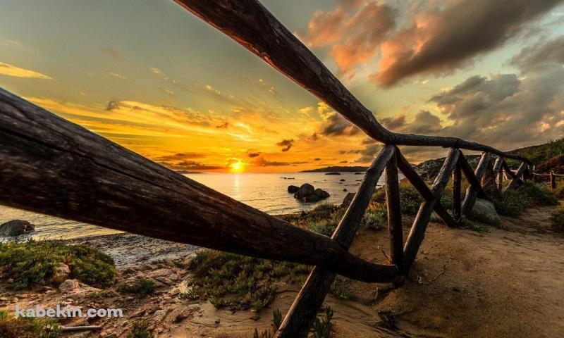 木のフェンス越しに見える綺麗な海と夕陽の壁紙(800px x 480px) 高画質 PC・デスクトップ用