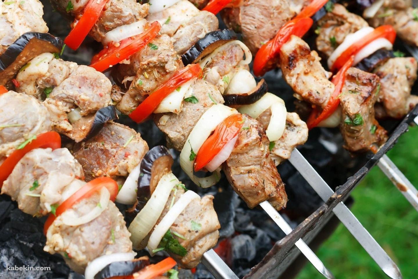 バーベキュー / 串に刺さった肉・ナス・玉葱 / アウトドアの壁紙(1440px x 960px) 高画質 PC・デスクトップ用