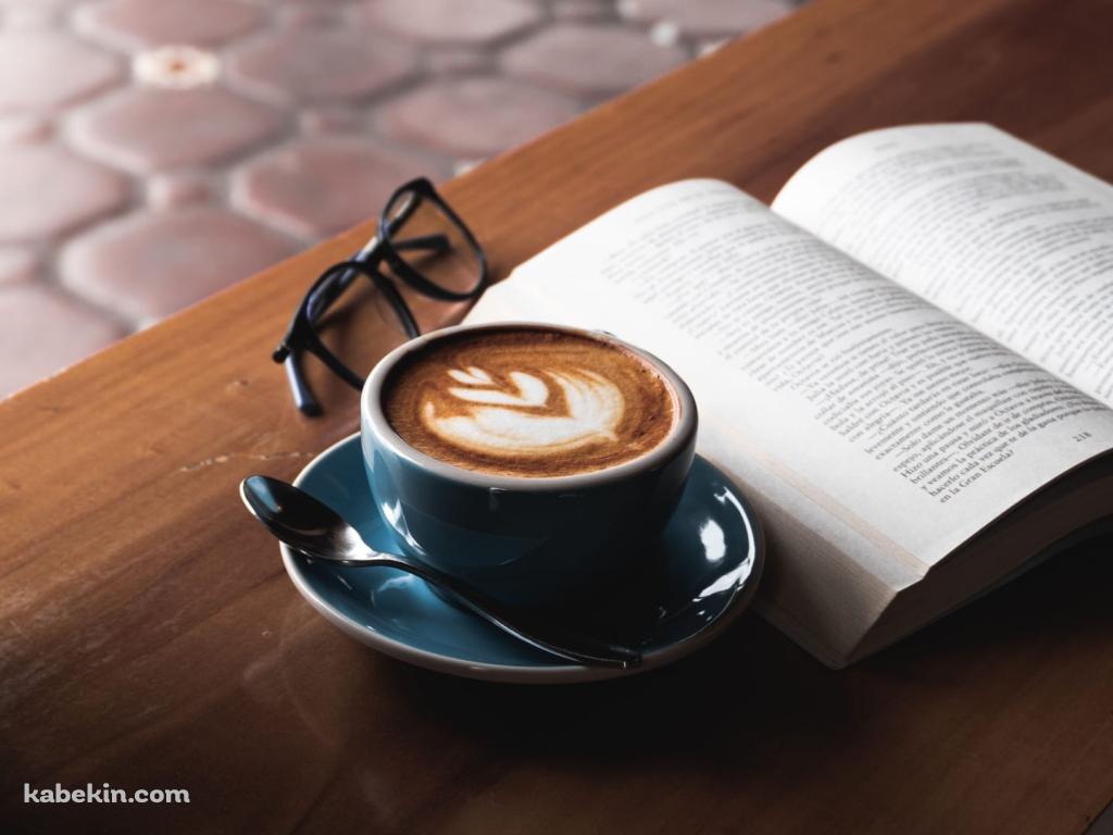 読書 / ラテアート / 黒ぶちのメガネ / カフェの壁紙(1024px x 768px) 高画質 PC・デスクトップ用