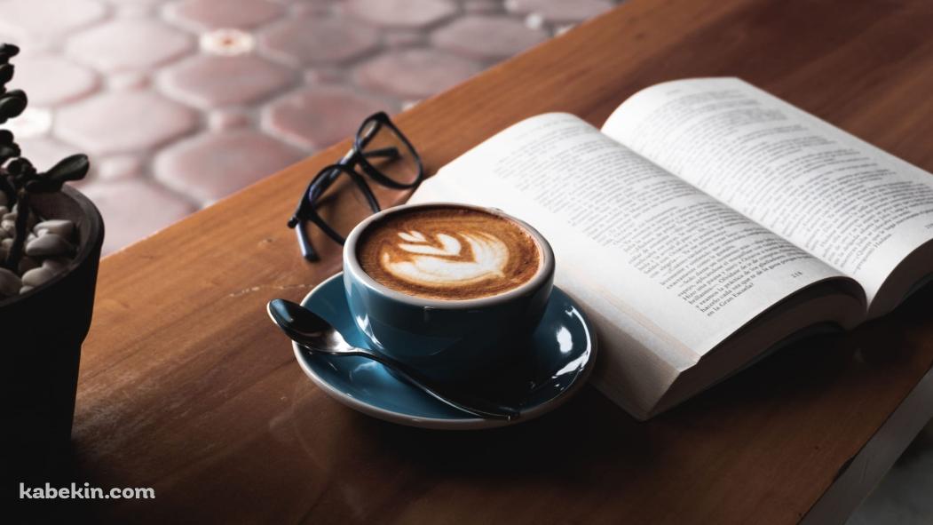 読書 / ラテアート / 黒ぶちのメガネ / カフェの壁紙(1051px x 591px) 高画質 PC・デスクトップ用