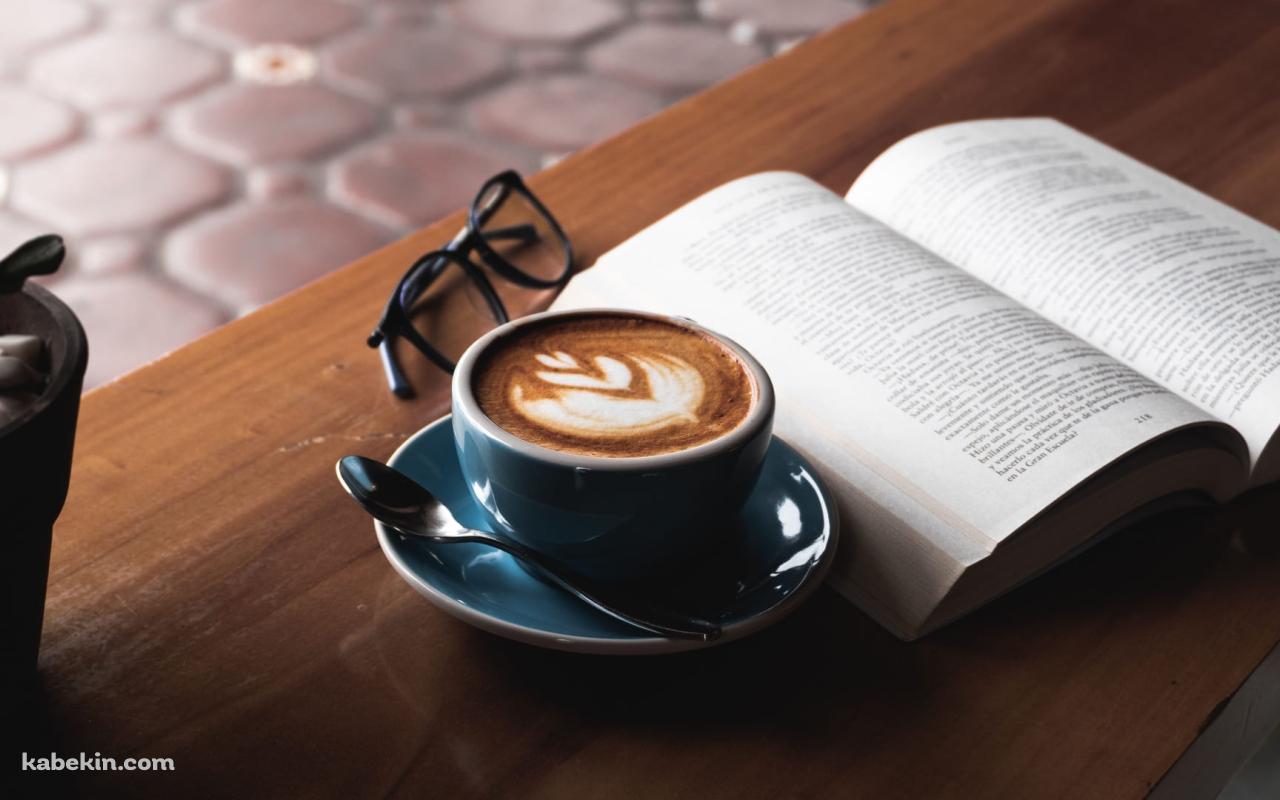 読書 / ラテアート / 黒ぶちのメガネ / カフェの壁紙(1280px x 800px) 高画質 PC・デスクトップ用