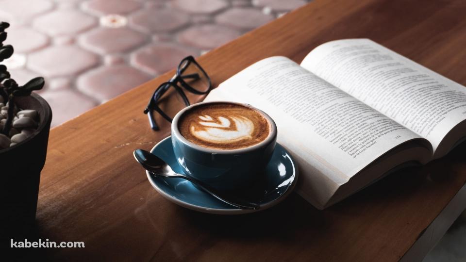 読書 / ラテアート / 黒ぶちのメガネ / カフェの壁紙(960px x 540px) 高画質 PC・デスクトップ用