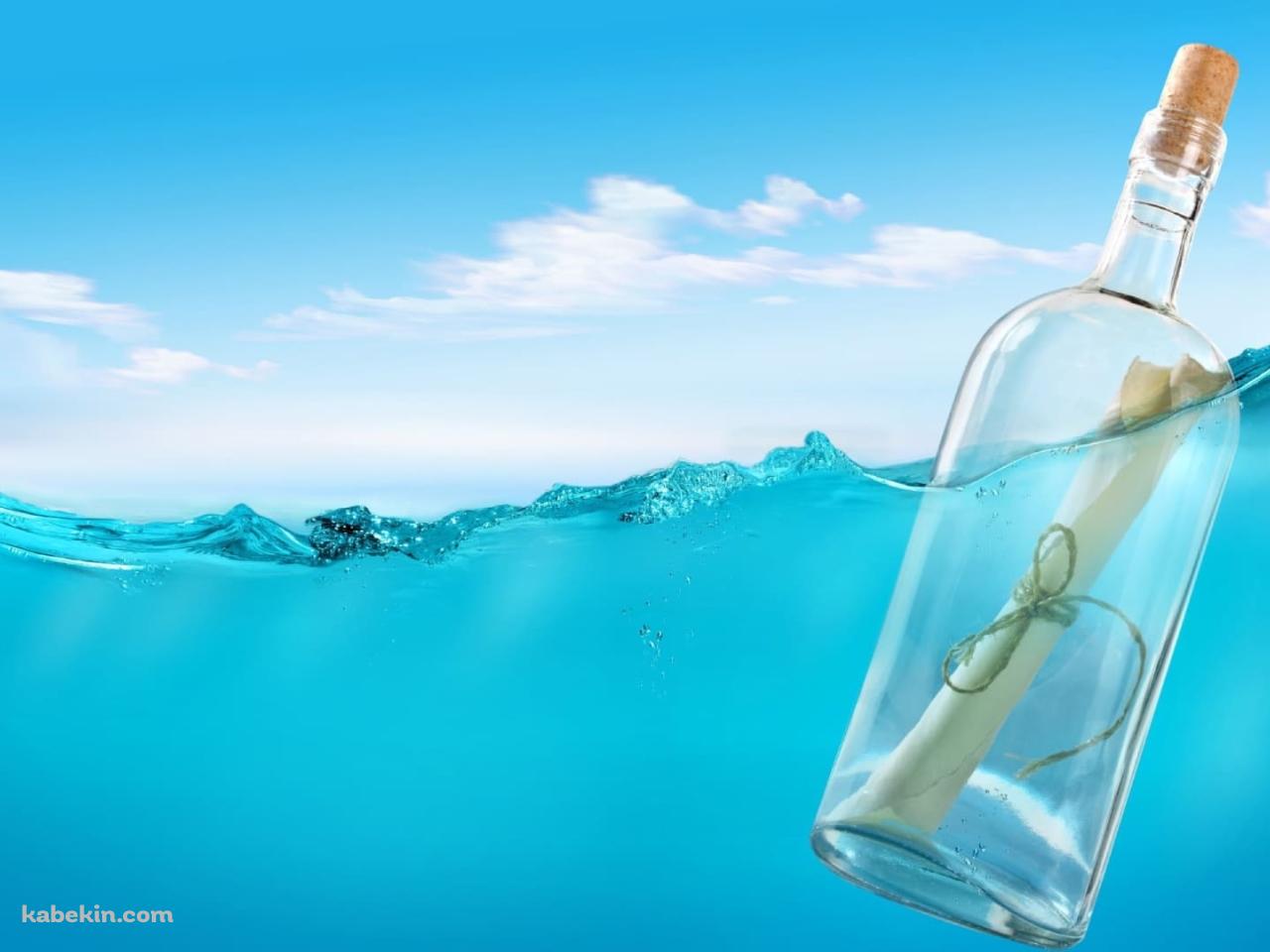海面を漂うメッセージボトルの壁紙(1280px x 960px) 高画質 PC・デスクトップ用