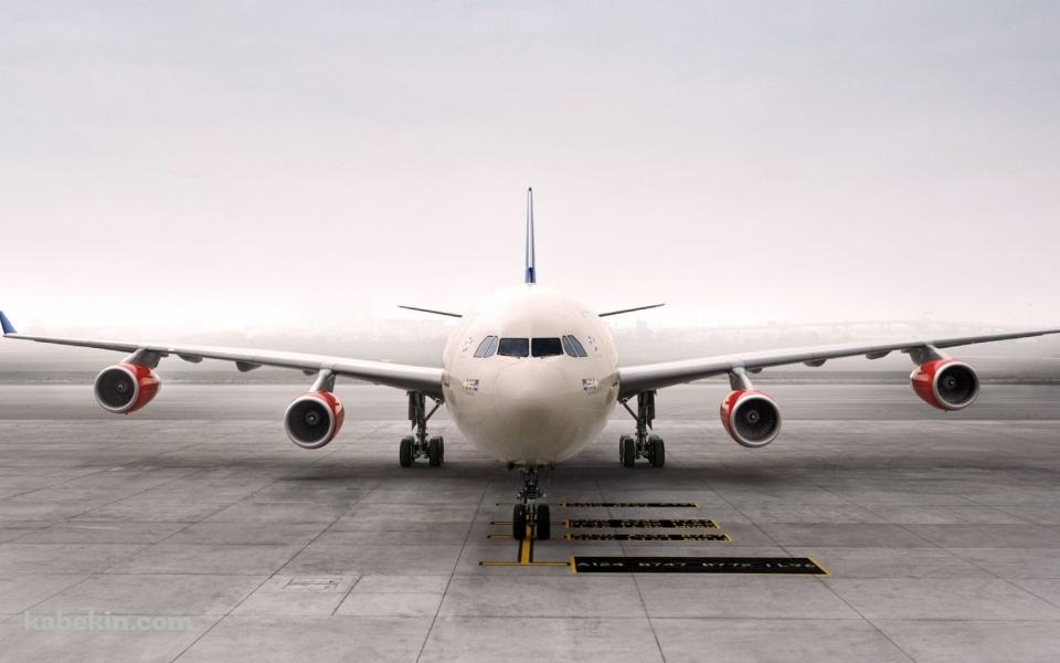 待機しているエアバス A340 / Airbus A340の壁紙(960px x 600px) 高画質 PC・デスクトップ用