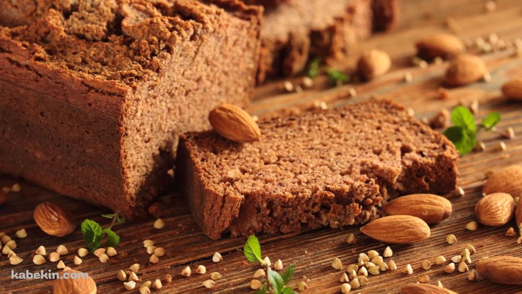 美味しそうなアーモンドのパウンドケーキの壁紙(1024px x 576px) 高画質 PC・デスクトップ用