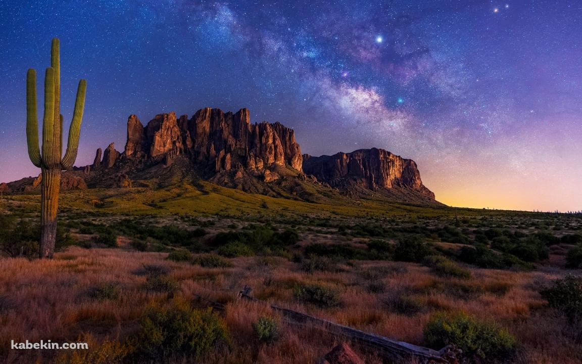 夜のスーパースティション・マウンテンズ / アリゾナ州 / 山脈 / 銀河 / サボテン / Superstition Mounts Arizonaの壁紙(1152px x 720px) 高画質 PC・デスクトップ用