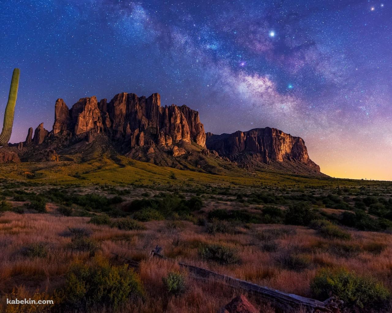 夜のスーパースティション・マウンテンズ / アリゾナ州 / 山脈 / 銀河 / サボテン / Superstition Mounts Arizonaの壁紙(1280px x 1024px) 高画質 PC・デスクトップ用