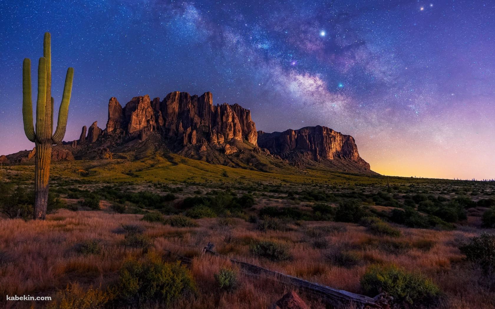 夜のスーパースティション・マウンテンズ / アリゾナ州 / 山脈 / 銀河 / サボテン / Superstition Mounts Arizonaの壁紙(1680px x 1050px) 高画質 PC・デスクトップ用