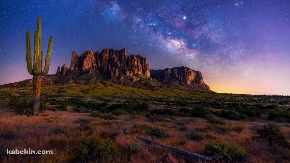 夜のスーパースティション・マウンテンズ / アリゾナ州 / 山脈 / 銀河 / サボテン / Superstition Mounts Arizonaの壁紙(960px x 540px) 高画質 PC・デスクトップ用