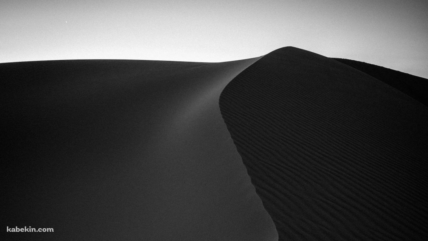 黒い砂丘の壁紙(1391px x 783px) 高画質 PC・デスクトップ用