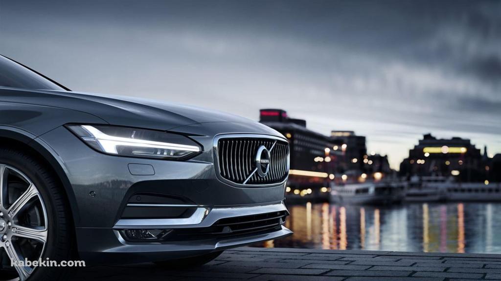 港に停車するボルボ・S90の壁紙(1024px x 576px) 高画質 PC・デスクトップ用