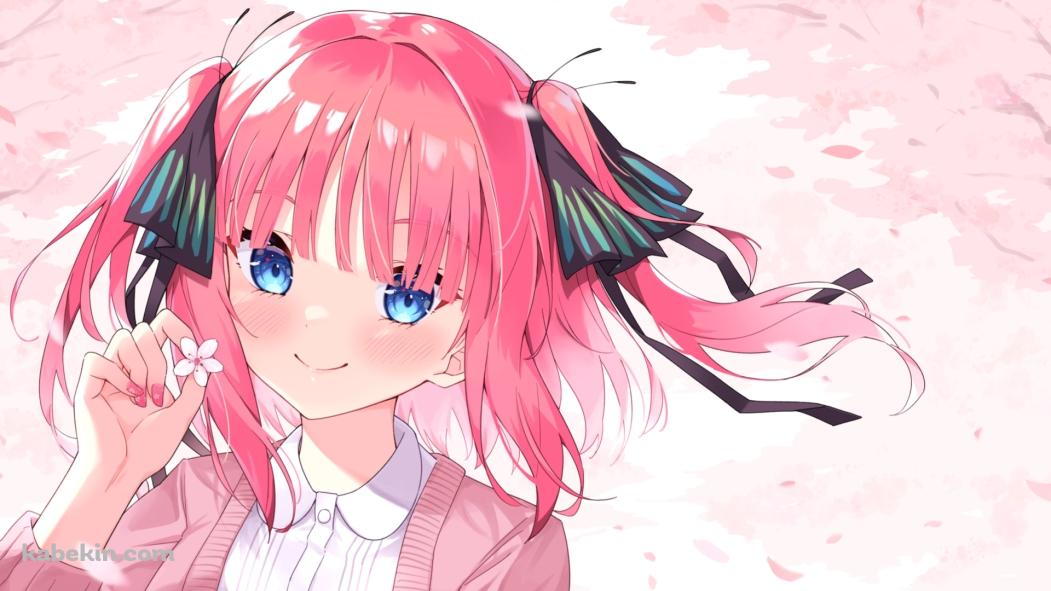 桜の花を持ち微笑む中野二乃 (なかのにの) / 五等分の花嫁の壁紙(1051px x 591px) 高画質 PC・デスクトップ用