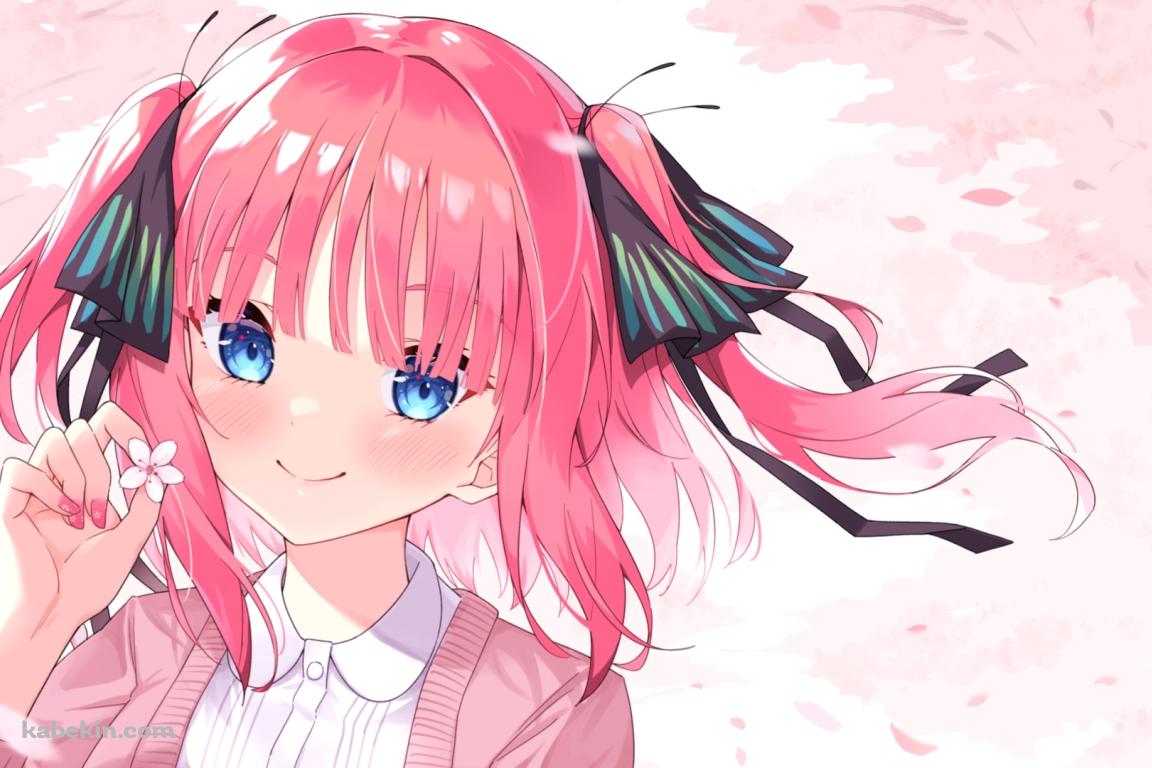 桜の花を持ち微笑む中野二乃 (なかのにの) / 五等分の花嫁の壁紙(1152px x 768px) 高画質 PC・デスクトップ用