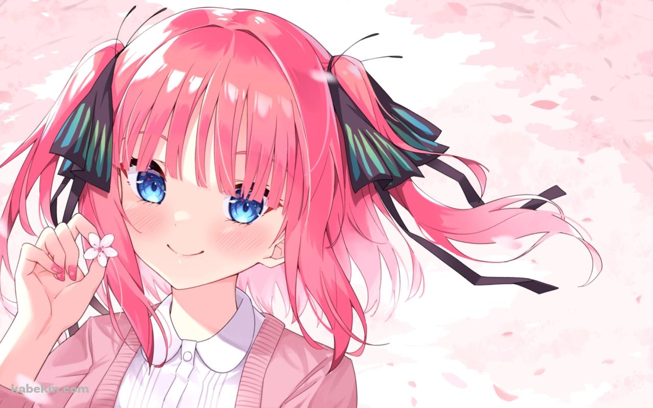 桜の花を持ち微笑む中野二乃 (なかのにの) / 五等分の花嫁の壁紙(1280px x 800px) 高画質 PC・デスクトップ用