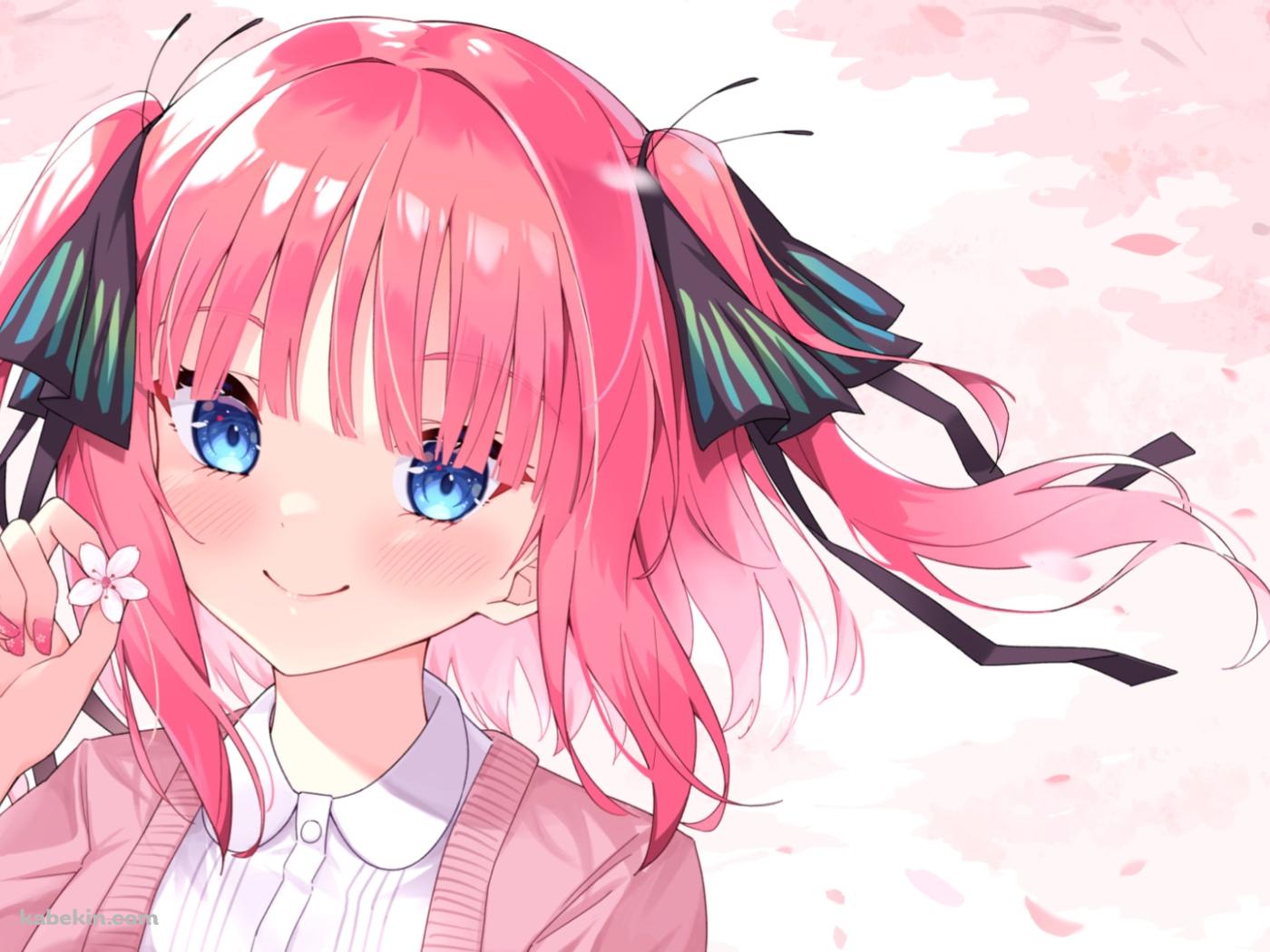 桜の花を持ち微笑む中野二乃 (なかのにの) / 五等分の花嫁の壁紙(1400px x 1050px) 高画質 PC・デスクトップ用