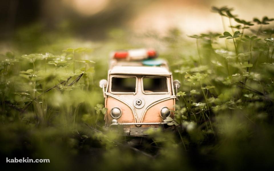 雑草に囲まれたフォルクスワーゲンのバスの壁紙(960px x 600px) 高画質 PC・デスクトップ用