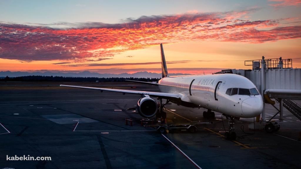 デルタ航空 / 夕暮れ / 飛行機 / エアポートの壁紙(1024px x 576px) 高画質 PC・デスクトップ用