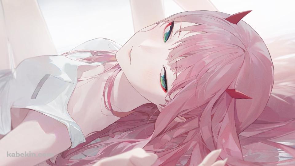 仰向けに寝る綺麗なゼロツー / ピンクの髪 / 白い服 / ダーリン・イン・ザ・フランキスの壁紙(960px x 540px) 高画質 PC・デスクトップ用