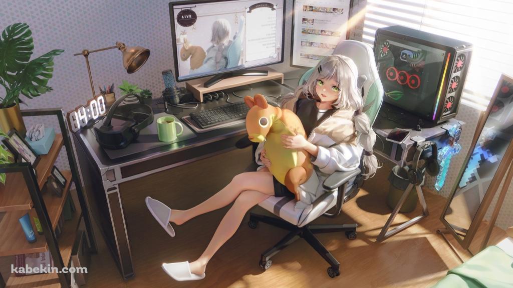 ぬいぐるみを抱えてPCの前に座るviichan / デジタルクロック / 珈琲 / デスクトップパソコン / 観葉植物 / デュアルモニター / 白いスリッパ / バーチャルYouTuber / Vtuberの壁紙(1024px x 576px) 高画質 PC・デスクトップ用