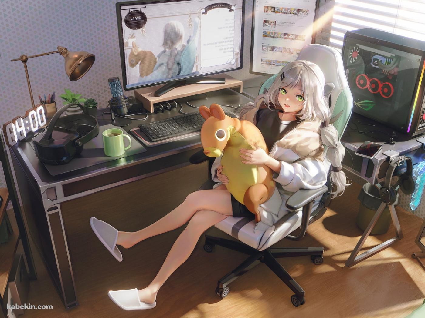 ぬいぐるみを抱えてPCの前に座るviichan / デジタルクロック / 珈琲 / デスクトップパソコン / 観葉植物 / デュアルモニター / 白いスリッパ / バーチャルYouTuber / Vtuberの壁紙(1400px x 1050px) 高画質 PC・デスクトップ用