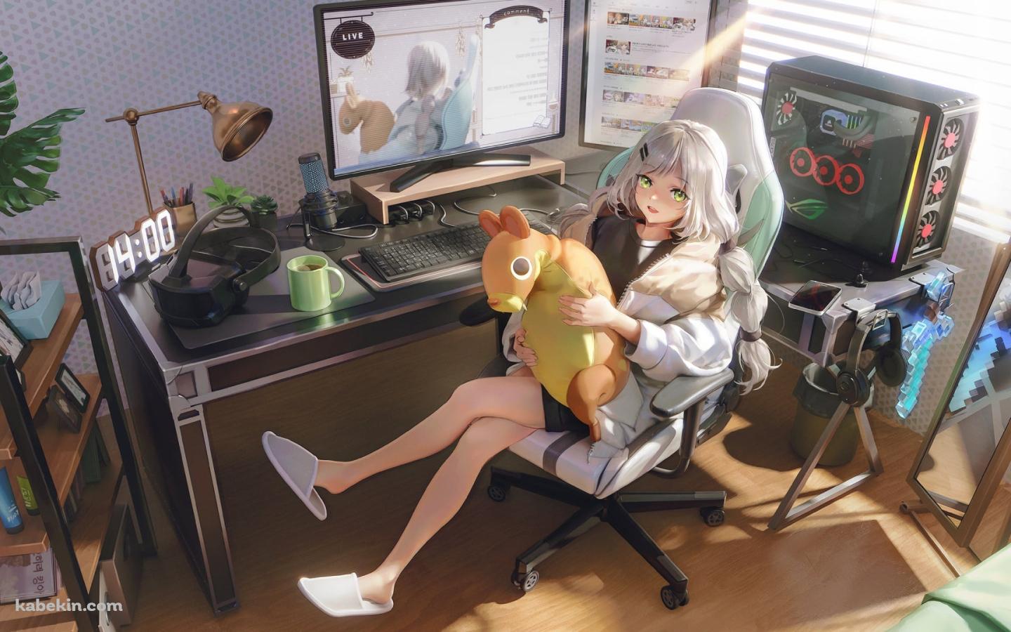 ぬいぐるみを抱えてPCの前に座るviichan / デジタルクロック / 珈琲 / デスクトップパソコン / 観葉植物 / デュアルモニター / 白いスリッパ / バーチャルYouTuber / Vtuberの壁紙(1440px x 900px) 高画質 PC・デスクトップ用