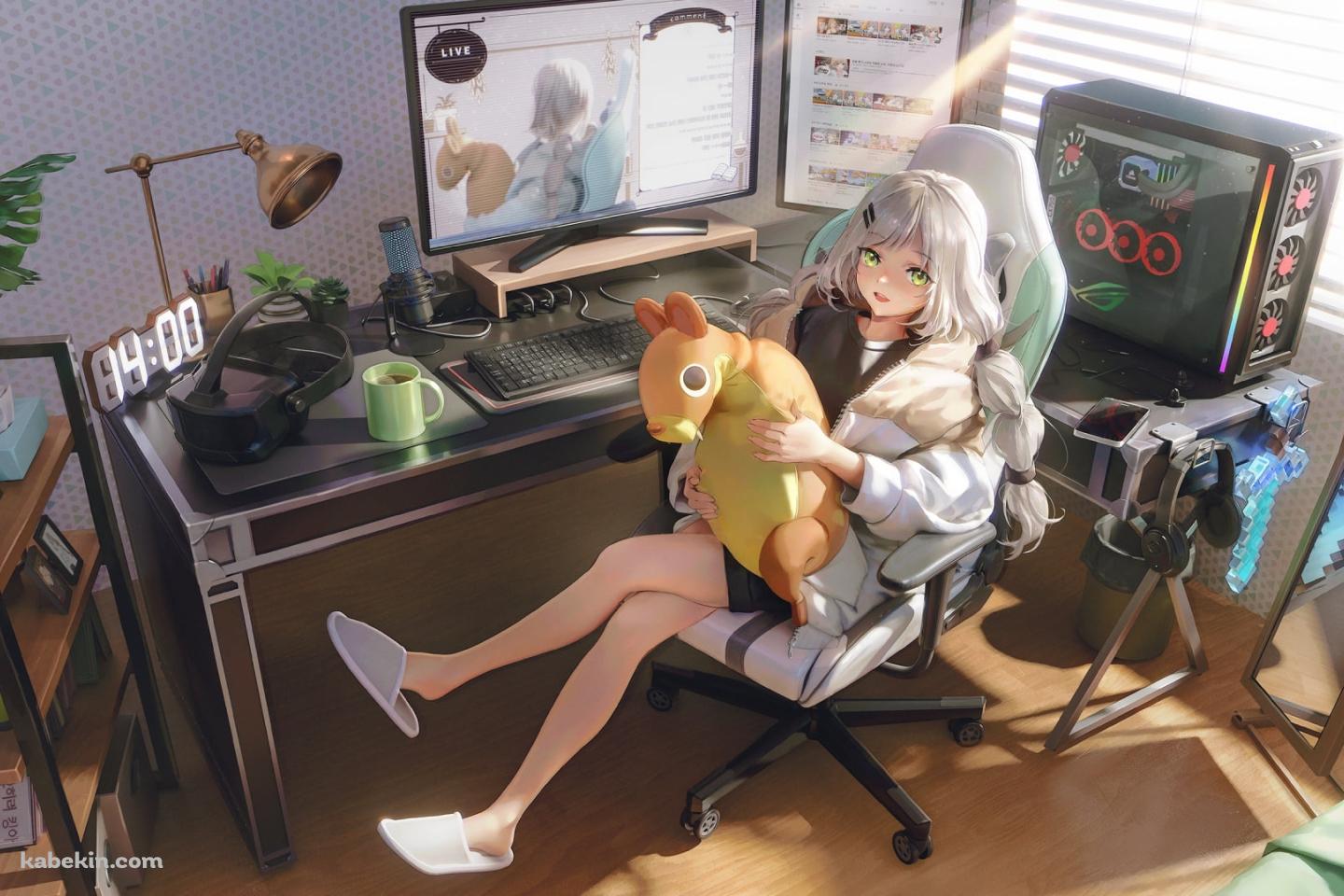 ぬいぐるみを抱えてPCの前に座るviichan / デジタルクロック / 珈琲 / デスクトップパソコン / 観葉植物 / デュアルモニター / 白いスリッパ / バーチャルYouTuber / Vtuberの壁紙(1440px x 960px) 高画質 PC・デスクトップ用