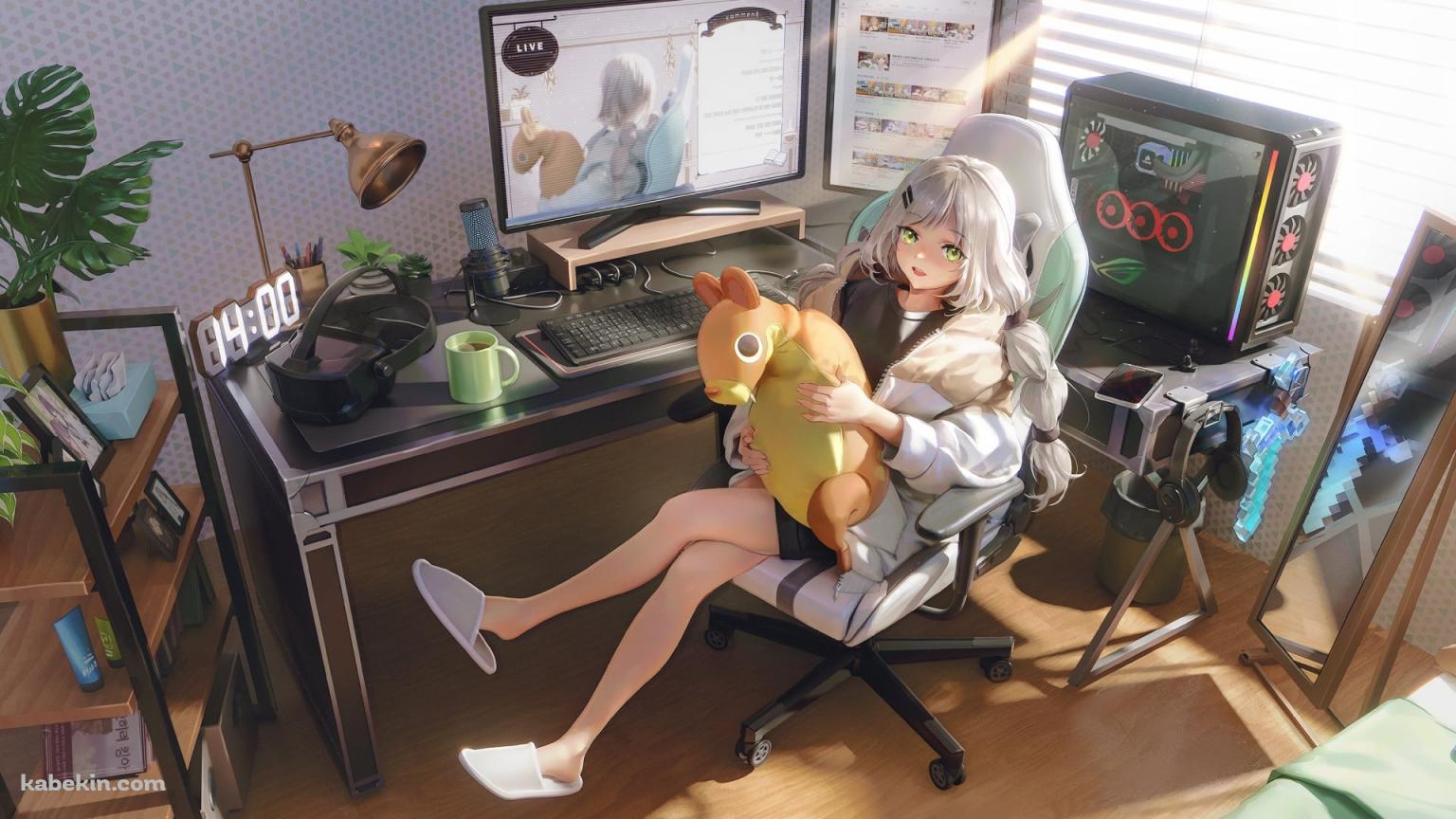 ぬいぐるみを抱えてPCの前に座るviichan / デジタルクロック / 珈琲 / デスクトップパソコン / 観葉植物 / デュアルモニター / 白いスリッパ / バーチャルYouTuber / Vtuberの壁紙(1536px x 864px) 高画質 PC・デスクトップ用