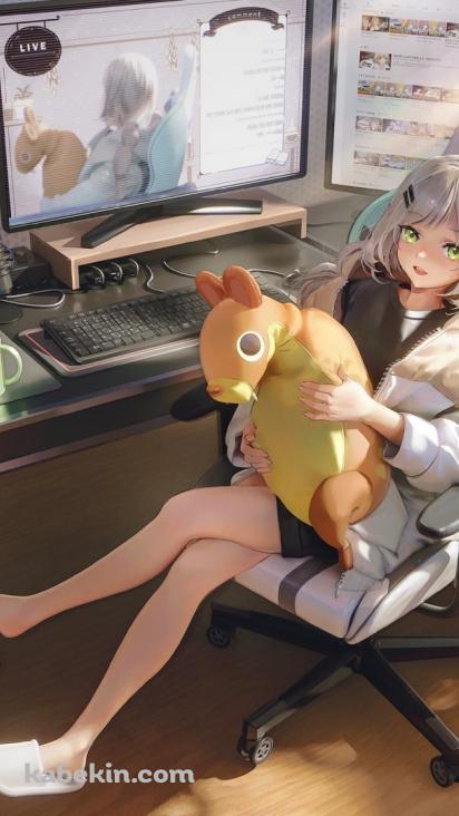 ぬいぐるみを抱えてPCの前に座るviichan / デジタルクロック / 珈琲 / デスクトップパソコン / 観葉植物 / デュアルモニター / 白いスリッパ / バーチャルYouTuber / Vtuberの壁紙(412px x 732px) 高画質 PC・デスクトップ用