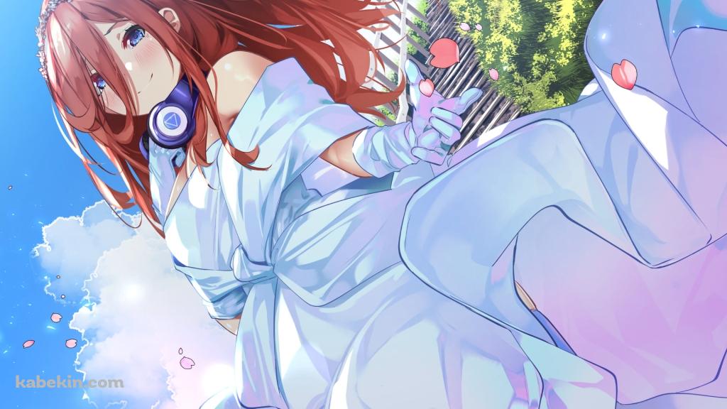 下から見上げた中野三玖 / ピンクの花びら / 五等分の花嫁の壁紙(1024px x 576px) 高画質 PC・デスクトップ用