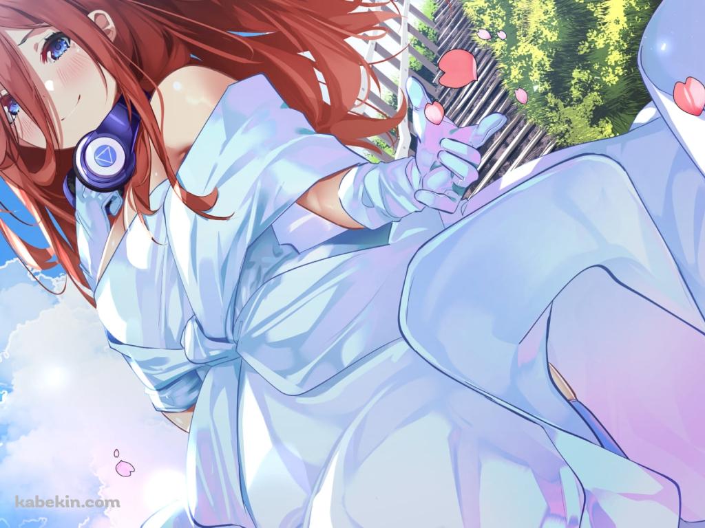下から見上げた中野三玖 / ピンクの花びら / 五等分の花嫁の壁紙(1024px x 768px) 高画質 PC・デスクトップ用