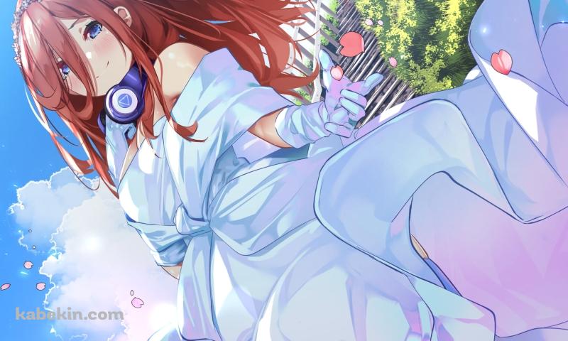 下から見上げた中野三玖 / ピンクの花びら / 五等分の花嫁の壁紙(800px x 480px) 高画質 PC・デスクトップ用