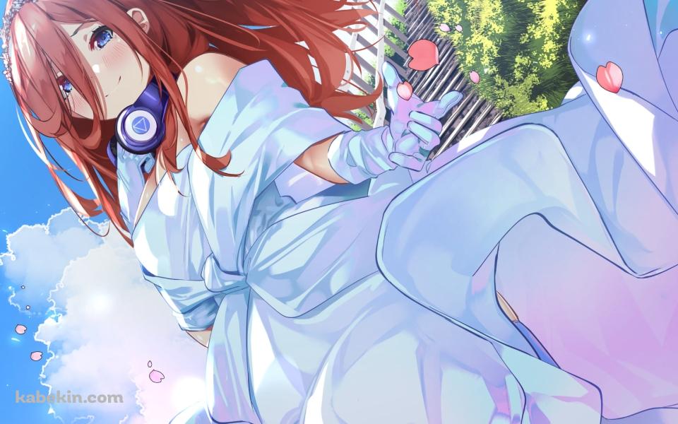 下から見上げた中野三玖 / ピンクの花びら / 五等分の花嫁の壁紙(960px x 600px) 高画質 PC・デスクトップ用