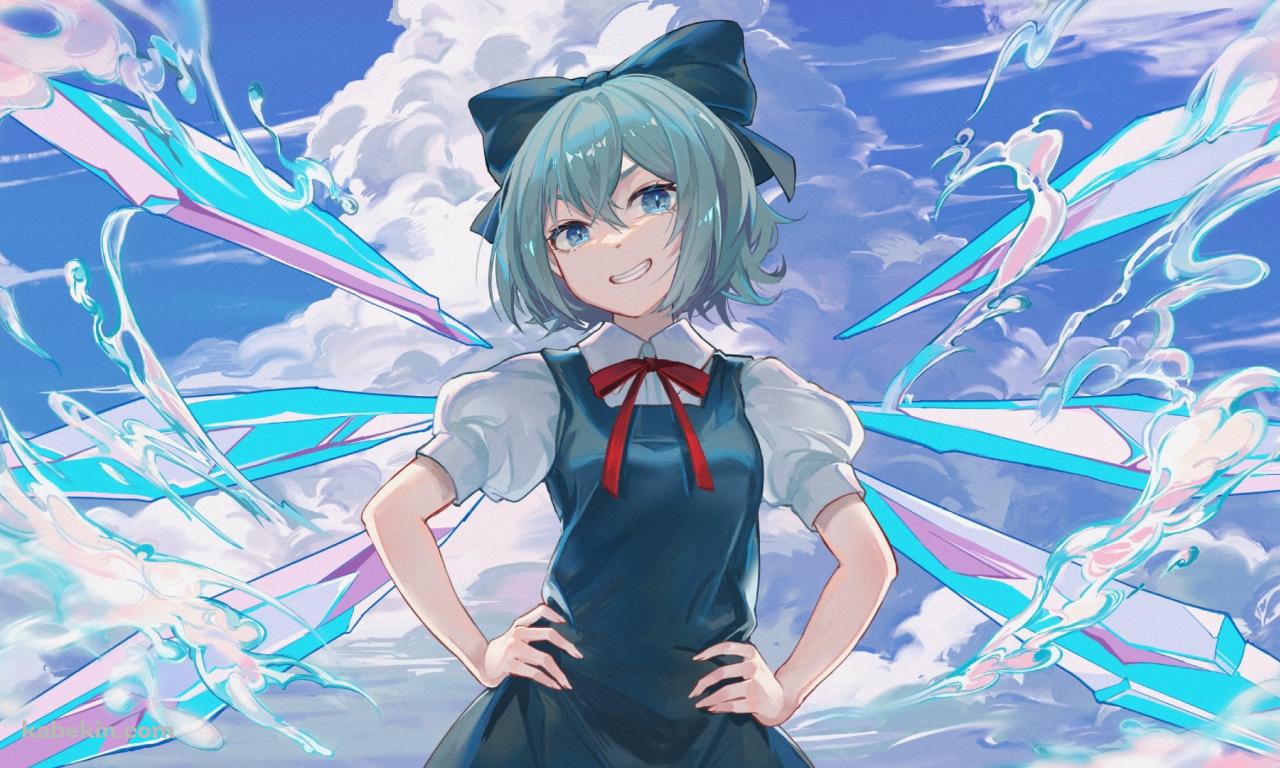 両手を腰にあてて笑顔で立つチルノ / 東方の壁紙(1280px x 768px) 高画質 PC・デスクトップ用