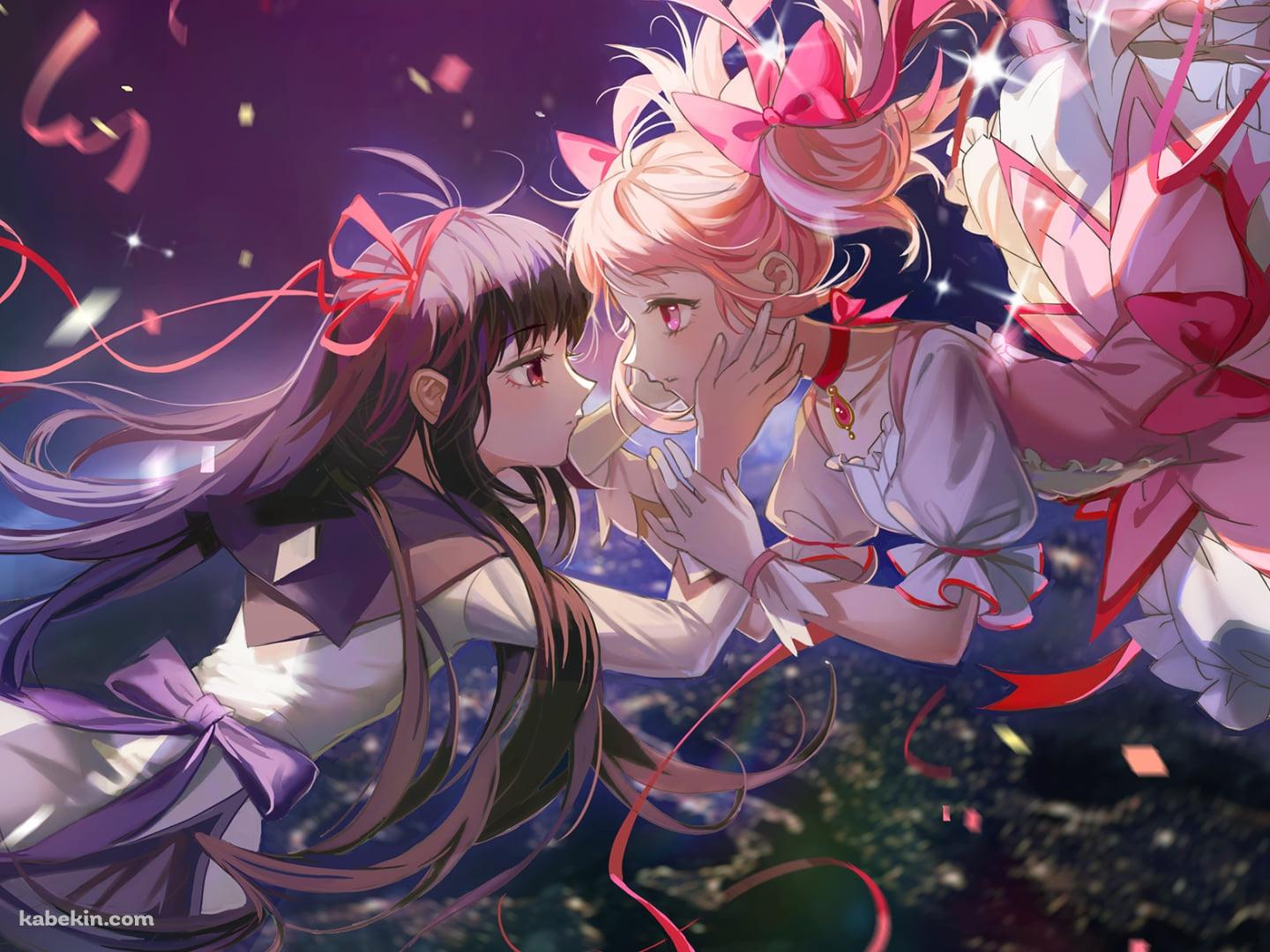 空中で見つめ合う暁美ほむらと鹿目まどか / ピンクのリボン / 魔法少女まどか☆マギカの壁紙(1440px x 1080px) 高画質 PC・デスクトップ用