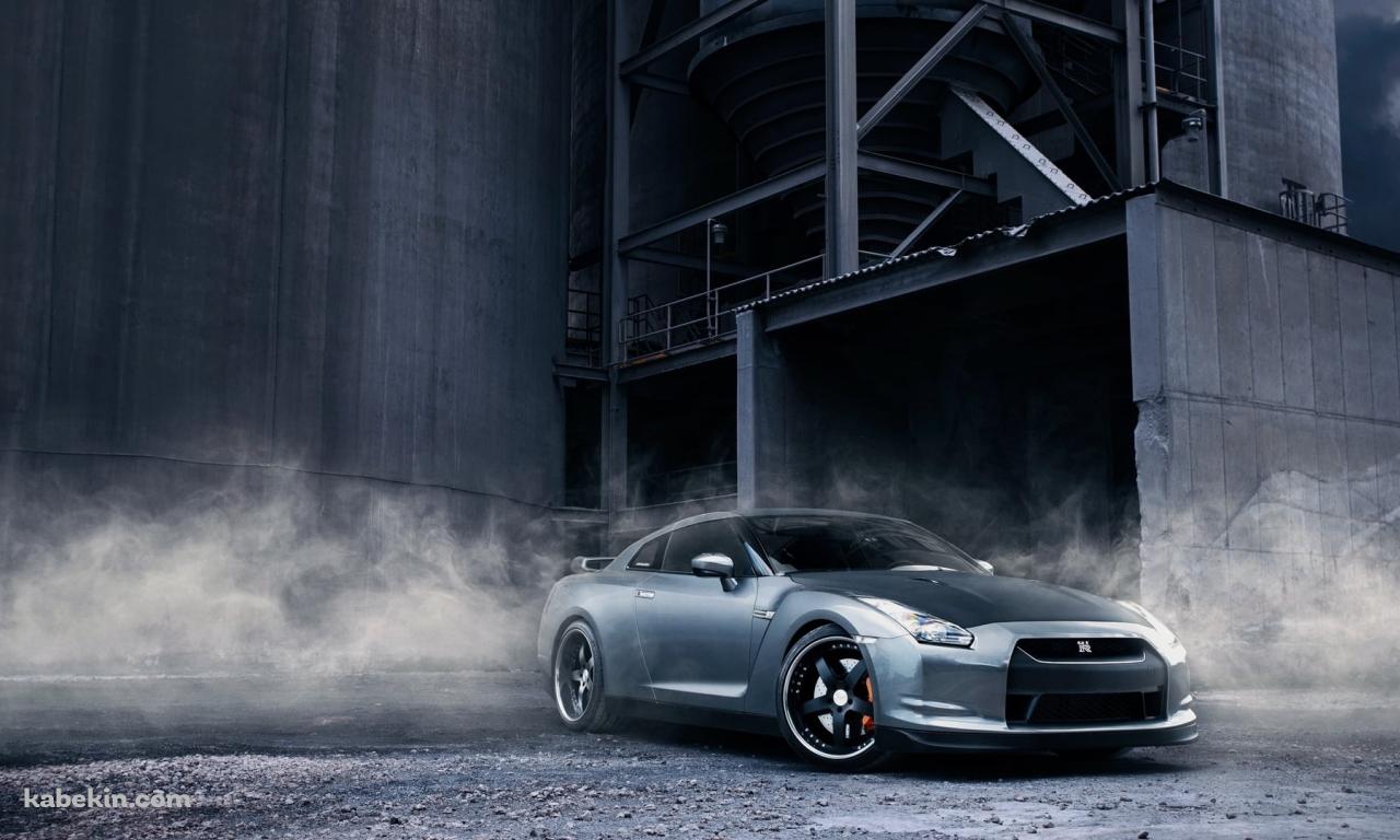 工場の前に駐車しているかっこいい日産のGT-Rの壁紙(1280px x 768px) 高画質 PC・デスクトップ用
