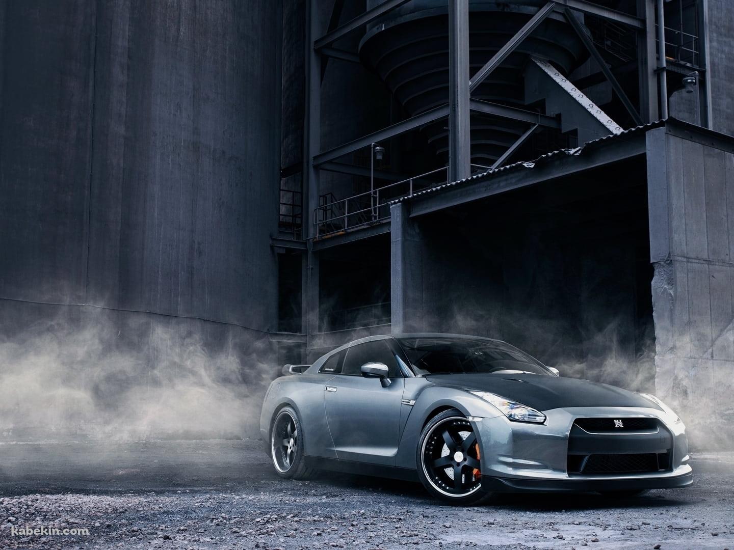 工場の前に駐車しているかっこいい日産のGT-Rの壁紙(1440px x 1080px) 高画質 PC・デスクトップ用