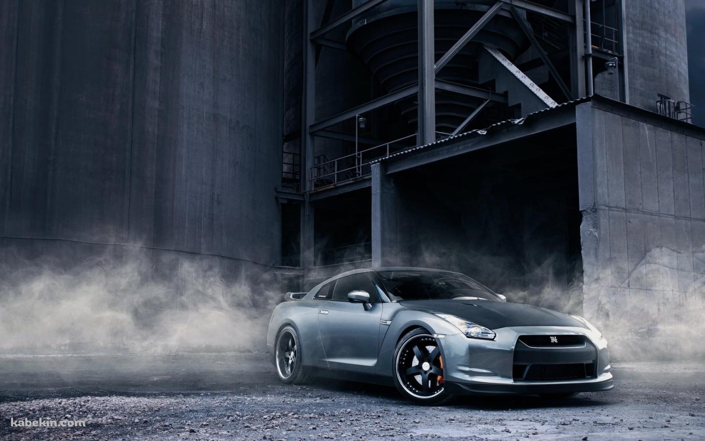 工場の前に駐車しているかっこいい日産のGT-Rの壁紙(1440px x 900px) 高画質 PC・デスクトップ用