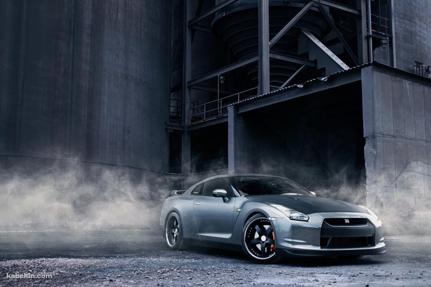 工場の前に駐車しているかっこいい日産のGT-Rの壁紙(1440px x 960px) 高画質 PC・デスクトップ用
