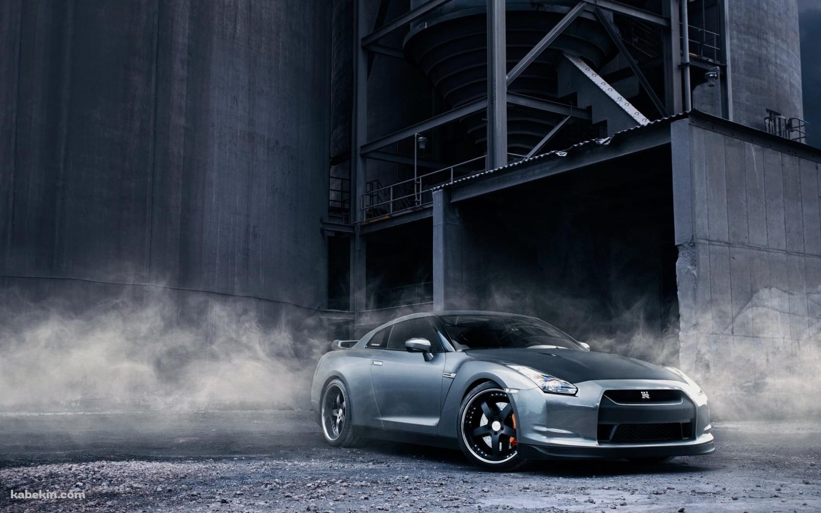 工場の前に駐車しているかっこいい日産のGT-Rの壁紙(1680px x 1050px) 高画質 PC・デスクトップ用
