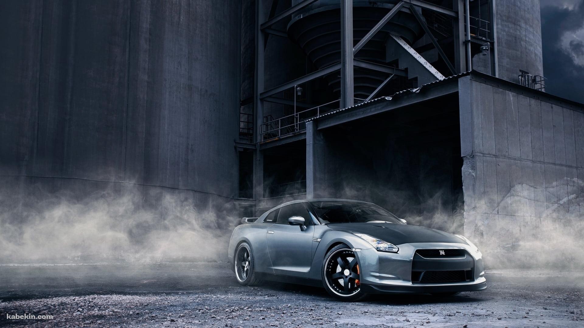 工場の前に駐車しているかっこいい日産のGT-Rの壁紙(1920px x 1080px) 高画質 PC・デスクトップ用