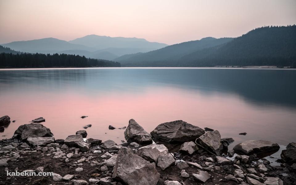 オーストリア / チロル地方の静かな湖と霧に包まれた山の壁紙(960px x 600px) 高画質 PC・デスクトップ用