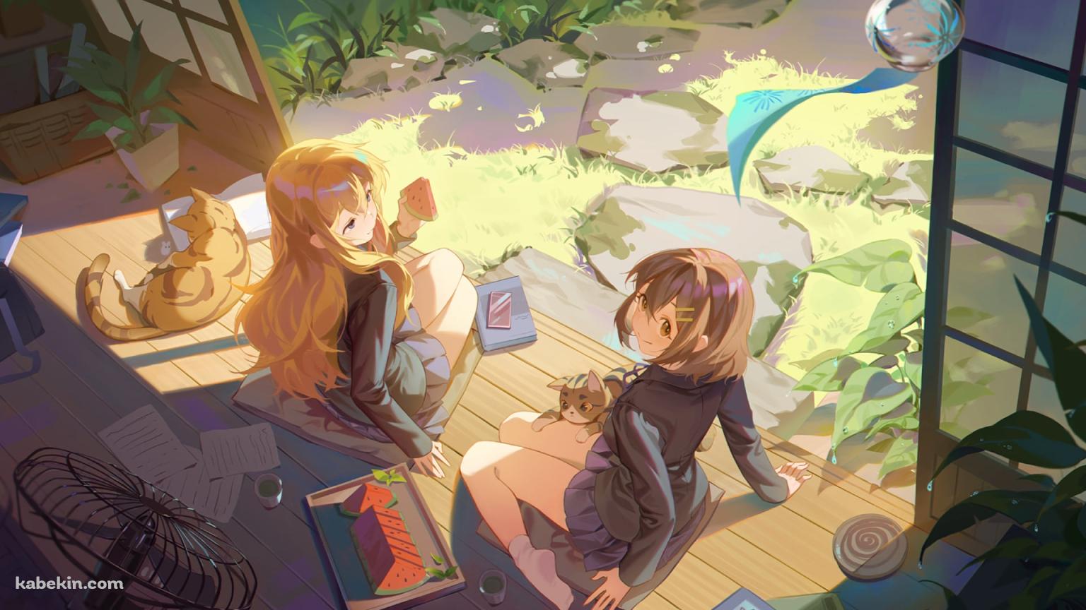 縁側でスイカを食べながらくつろぐ平沢唯と琴吹紬 / 居眠りする猫 / 風鈴 / 扇風機 / 観葉植物 / けいおん!の壁紙(1536px x 864px) 高画質 PC・デスクトップ用