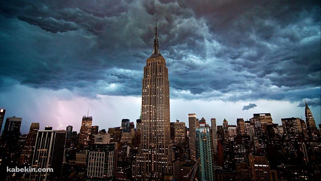 Empire State / 曇り空の下のエンパイアステートビル / ニューヨーク / アメリカ / USAの壁紙(1051px x 591px) 高画質 PC・デスクトップ用