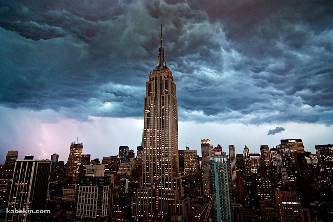Empire State / 曇り空の下のエンパイアステートビル / ニューヨーク / アメリカ / USAの壁紙(1152px x 768px) 高画質 PC・デスクトップ用