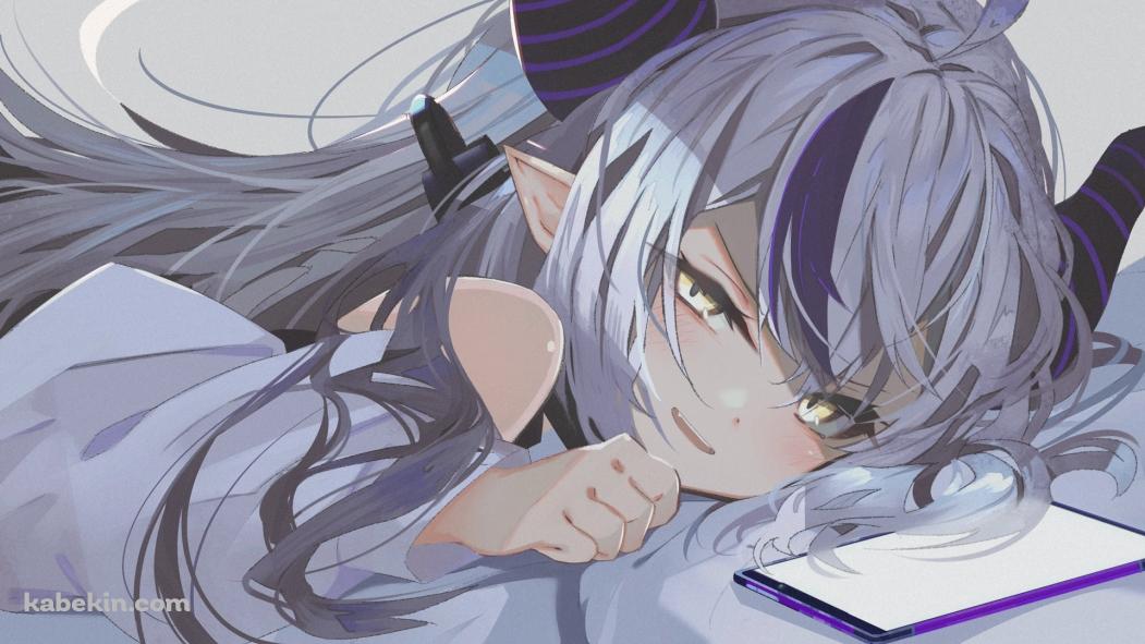 寝っ転がってタブレットを見るラプラス・ダークネス / ホロライブ / バーチャルYouTuber / Vtuberの壁紙(1051px x 591px) 高画質 PC・デスクトップ用