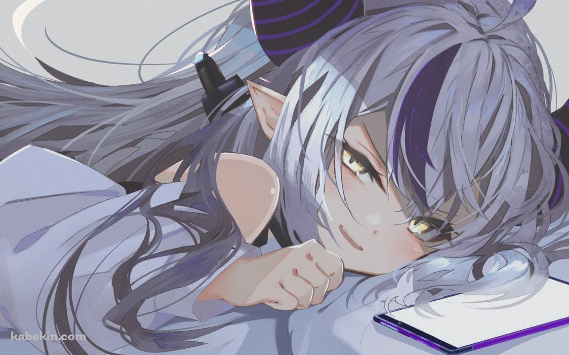 寝っ転がってタブレットを見るラプラス・ダークネス / ホロライブ / バーチャルYouTuber / Vtuberの壁紙(1152px x 720px) 高画質 PC・デスクトップ用