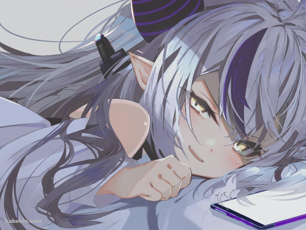 寝っ転がってタブレットを見るラプラス・ダークネス / ホロライブ / バーチャルYouTuber / Vtuberの壁紙(1280px x 960px) 高画質 PC・デスクトップ用