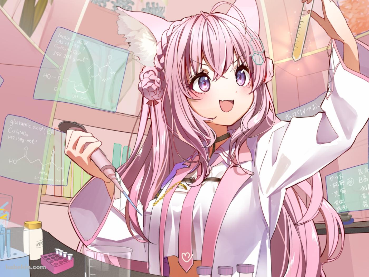 黄色の液体が入った試験管を持つ笑顔の博衣こより / ホロライブ / バーチャルYouTuber / Vtuberの壁紙(1400px x 1050px) 高画質 PC・デスクトップ用
