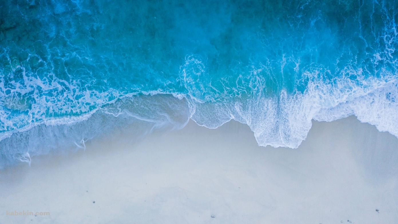 上から見た綺麗な波打ち際 / 水色 / 砂浜 / ビーチ / 海の壁紙(1391px x 783px) 高画質 PC・デスクトップ用