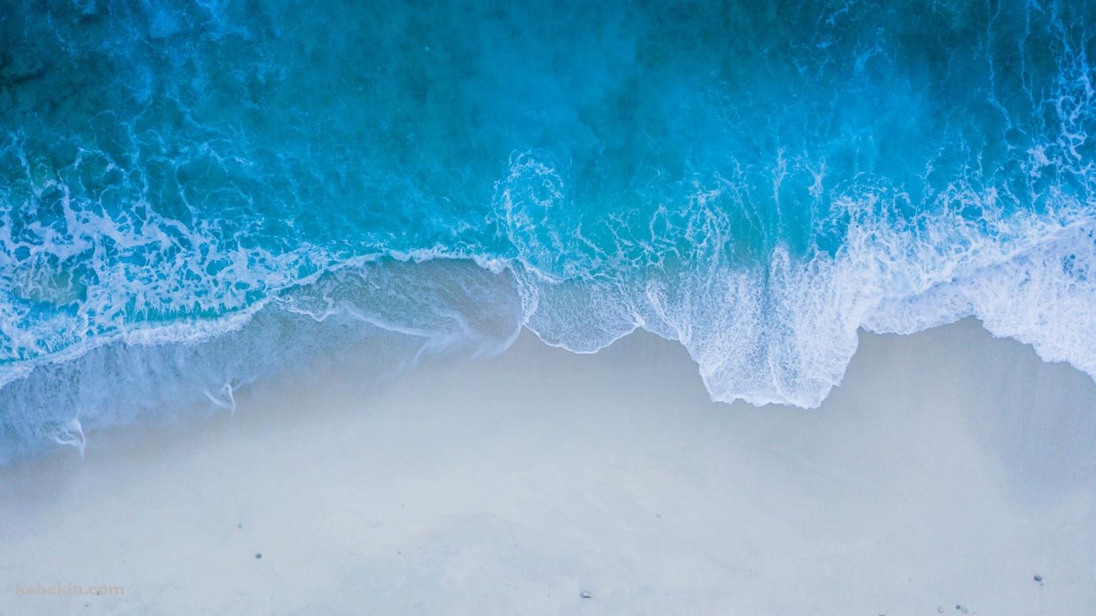上から見た綺麗な波打ち際 / 水色 / 砂浜 / ビーチ / 海の壁紙(1536px x 864px) 高画質 PC・デスクトップ用